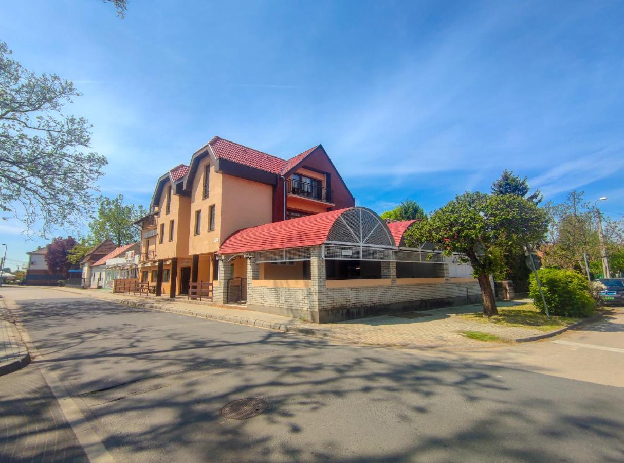Hotel Viktoria Panzio Zamárdi Exterior foto