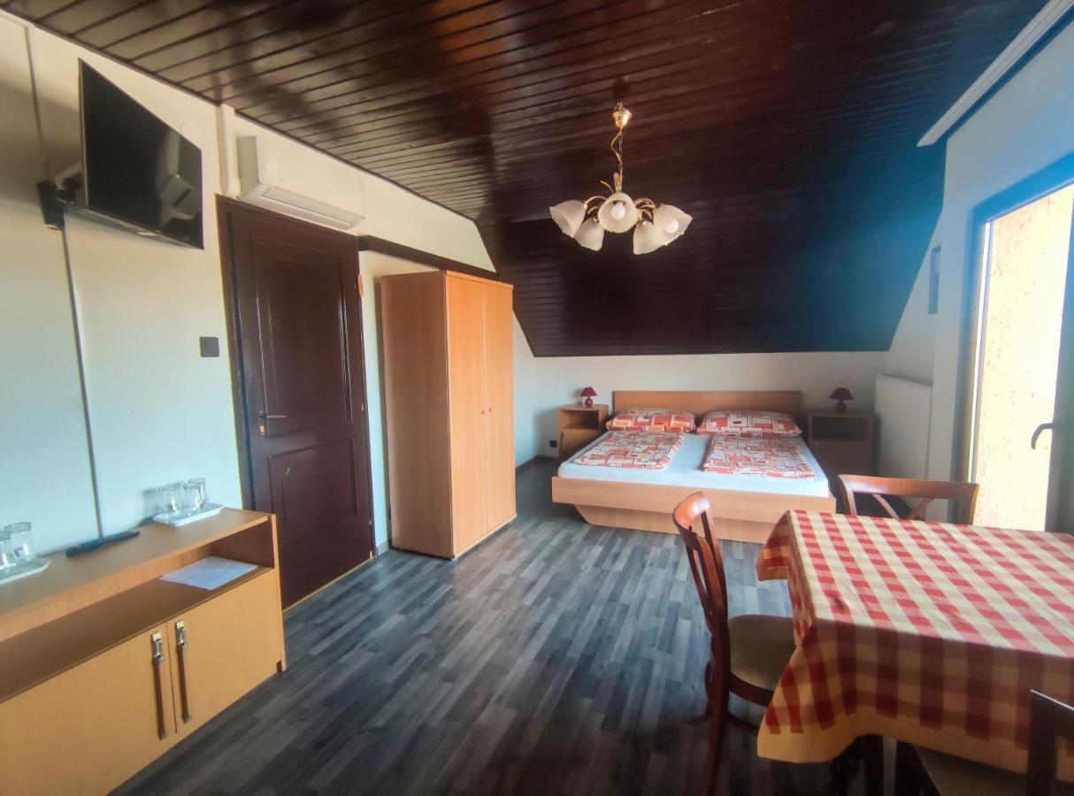 Hotel Viktoria Panzio Zamárdi Exterior foto